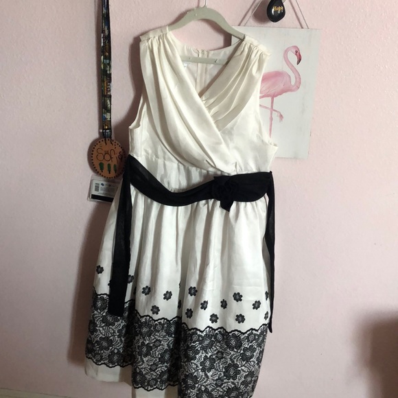 A chic girls dress. Perfect for any occasion! - Picture 2 of 5